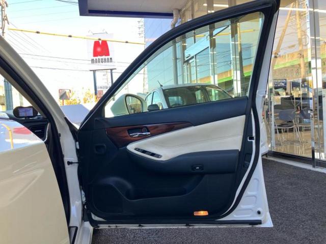 クラウンハイブリッド ハイブリッドロイヤルサルーン　新品タイヤ／純正　８インチ　メモリーナビ／シートヒーター／ヘッドランプ　ＨＩＤ／Ｂｌｕｅｔｏｏｔｈ接続／ＥＴＣ／ＥＢＤ付ＡＢＳ／横滑り防止装置／アイドリングストップ／クルーズコントロール　バックカメラ（4枚目）