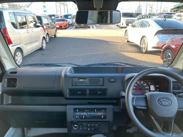 ハイゼットトラック ４ＷＤスタンダード　保証書／スマートアシスト（トヨタ・ダイハツ）／車線逸脱防止支援システム／届出済未使用車／禁煙車／パワーステアリング／オートライト／取扱説明書／アクセサリーソケット／ヘッドライトレベライザー／ラジオ（9枚目）