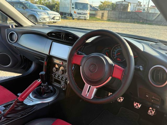 ８６ ＧＴリミテッド　ＥＴＣ　ＭＴ　オートライト　ＨＩＤ　スマートキー　電動格納ミラー　シートヒーター　アルミホイール　盗難防止システム　衝突安全ボディ　ＡＢＳ　ＥＳＣ　エアコン　パワーステアリング　パワーウィンドウ（2枚目）