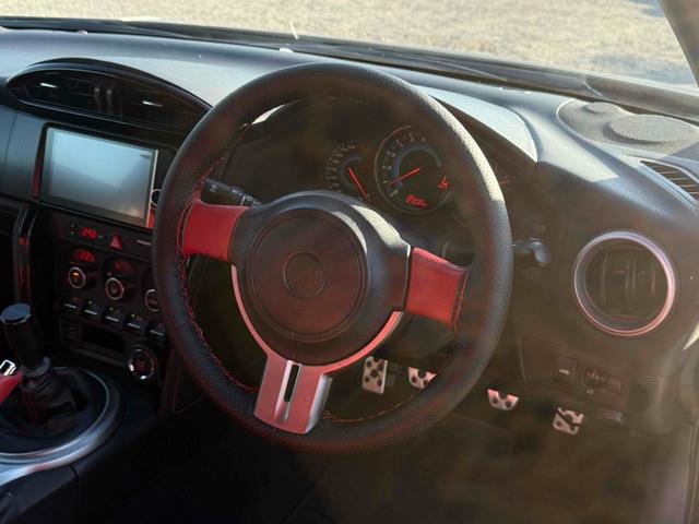 ８６ ＧＴリミテッド　ＥＴＣ　ＭＴ　オートライト　ＨＩＤ　スマートキー　電動格納ミラー　シートヒーター　アルミホイール　盗難防止システム　衝突安全ボディ　ＡＢＳ　ＥＳＣ　エアコン　パワーステアリング　パワーウィンドウ（3枚目）