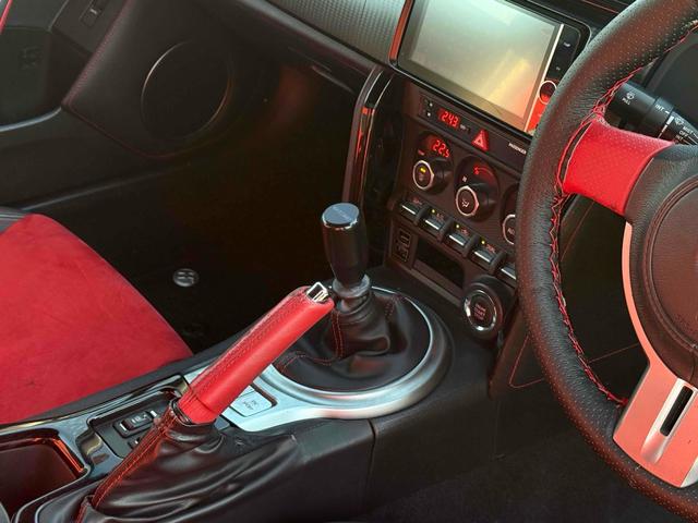 ８６ ＧＴリミテッド　ＥＴＣ　ＭＴ　オートライト　ＨＩＤ　スマートキー　電動格納ミラー　シートヒーター　アルミホイール　盗難防止システム　衝突安全ボディ　ＡＢＳ　ＥＳＣ　エアコン　パワーステアリング　パワーウィンドウ（4枚目）