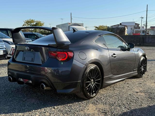 ８６ ＧＴリミテッド　ＥＴＣ　ＭＴ　オートライト　ＨＩＤ　スマートキー　電動格納ミラー　シートヒーター　アルミホイール　盗難防止システム　衝突安全ボディ　ＡＢＳ　ＥＳＣ　エアコン　パワーステアリング　パワーウィンドウ（16枚目）