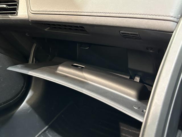 入庫時はスタッフが丁寧に洗車♪ご納車前には更にもう一度仕上げを行います♪オプションでプロによる内装クリーニングや大人気のボディーコーティング、鈑金修理なども格安で承ります。