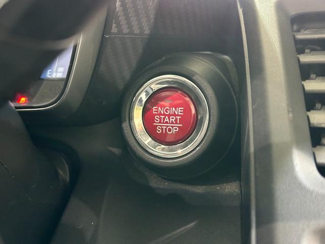 スマートキーです。プッシュボタンでエンジンをかけるタイプです。