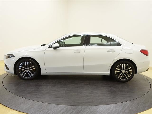 Ａクラスセダン Ａ１８０　セダン　ナビゲーションパッケージ　Ｂｌｕｅｔｏｏｔｈ接続　ＥＴＣ　ＬＥＤヘッドライト　ＴＶ　アイドリングストップ　クルーズコントロール　コネクテッド機能　シートヒーター　トランクスルー　ナビ　バックモニター（3枚目）