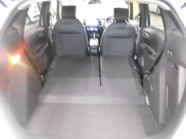 フィット e:HEVホーム ワンオーナー/衝突軽減ブレーキ/認定中古車/フルセグTV/メモリーナビ/サポカー/ETC/ドライブレコーダー/バックモニター/LEDライト/クルコン/スマートキー/横滑り防止装置/USB入力端子 禁煙(13枚目)