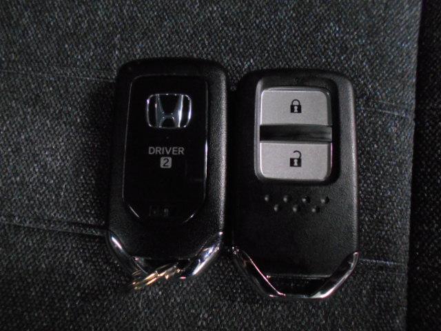 フィット e:HEVホーム ワンオーナー/衝突軽減ブレーキ/認定中古車/フルセグTV/メモリーナビ/サポカー/ETC/ドライブレコーダー/バックモニター/LEDライト/クルコン/スマートキー/横滑り防止装置/USB入力端子 禁煙(18枚目)