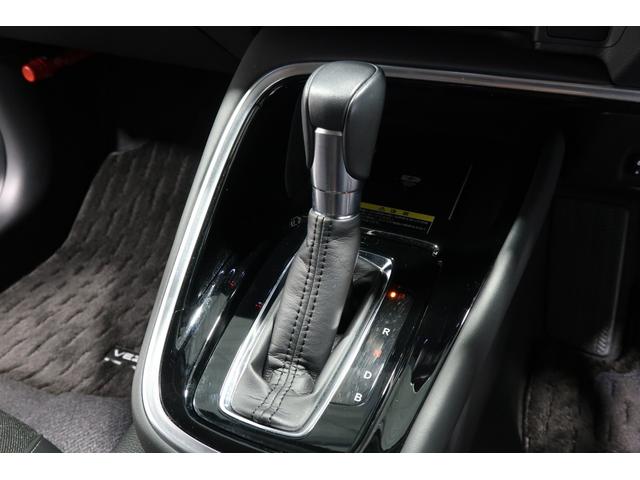ヴェゼル ｅ：ＨＥＶＺ　認定中古車　２年保証付　ワンオーナー　禁煙車　純正ナビ　バックカメラ　ＥＴＣ　運転支援　盗難防止装置　フルセグテレビ　スマ－トキ－　アクティブクルーズ　パーキングセンサー　ワイヤレス充電　横滑り防止（14枚目）