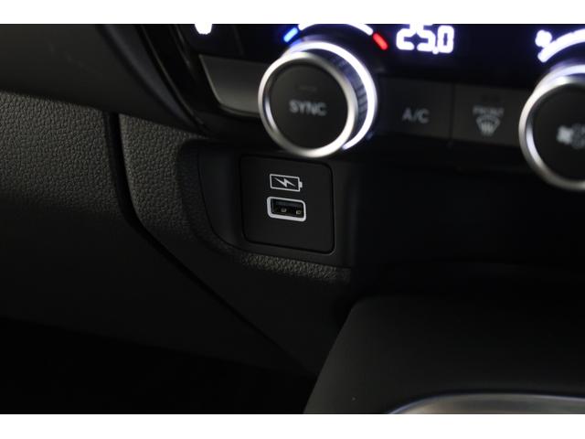 ヴェゼル ｅ：ＨＥＶＺ　認定中古車　２年保証付　ワンオーナー　禁煙車　純正ナビ　バックカメラ　ＥＴＣ　運転支援　盗難防止装置　フルセグテレビ　スマ－トキ－　アクティブクルーズ　パーキングセンサー　ワイヤレス充電　横滑り防止（18枚目）