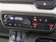 オートエアコンタイプなので細かい操作なしで快適温度に調整してくれます。シートヒーター付きで、冷えた車内でもスイッチを押せば数秒で座面と背もたれがあたたかくなります。 6