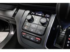 オートエアコンは左右席で独立温度コントロールが可能です。シートヒーター付きで、冷えた車内でもスイッチを押せば数秒で座面と背もたれがあたたかくなります。 4