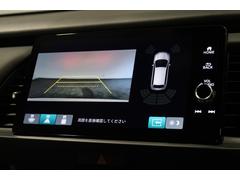 ドライバーを包み込むように、ディスプレーやスイッチ、コンソールを配置。座った瞬間から運転への期待が！空間そのものの心地よさにこだわっています。 4