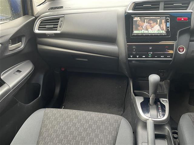 フィット 13G・Fパッケージ ワンオーナー車 スマ-トキ- VSA ETC付き 地デジTV 助手席エアバッグ Rカメラ オートエアコン エアバック PS キ-フリ- PW ABS TVナビ SD アイドリングSTOP(9枚目)