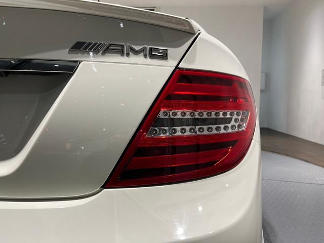 Ｃクラス Ｃ６３　ＡＭＧ　ｃ６３／Ｗ２０４／後期型／サンルーフ／純正１８ＡＷ／クルコン／ブラックレザー／シートヒーター／メモリー付パワーシート／純正ＴＶナビ／Ｂモニター／ＥＴＣ／スペアキー／（70枚目）