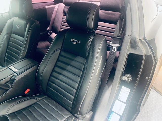 マスタング Ｖ６ＭＴ　オープン記念／全塗装対応可能／６速マニュアル／２年車検整備実施／後期黒テール／ブラックレザーシート／ＨＩＤヘッドライト／１９インチ純正ホイール／リアスポイラー／社外ナビ／Ｂｌｕｅｔｏｏｔｈ／ＥＴＣ／（41枚目）