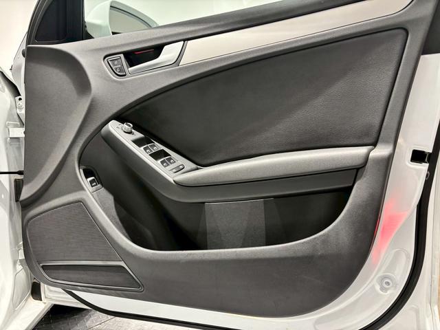 A4アバント 2.0TFSIクワトロ 走行距離12000km/黒レザーシート/バックモニター/パーキングアシスト/障害物センサー/純正AW/スペアキー/TV(4枚目)