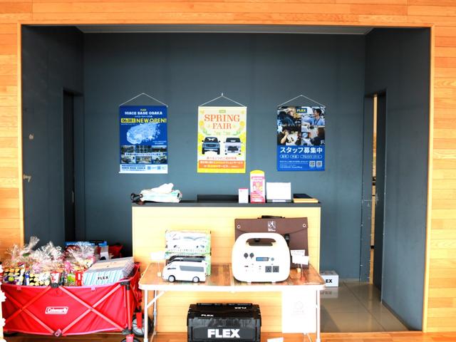 ハイエースバン ロングスーパーＧＬ　平成２５年式ハイエースガソリン２ＷＤＣｏａｓｔＬｉｎｅｓフェイスチェンジアルルブルーオールペイントクロスカントリー１６インチアルミホイールナスカータイヤアンティークコンソール前後メッキラッピング（39枚目）