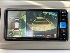 パノラマモニターは車を上から見下ろしたような映像をナビ画面に表示し、運転をアシストする機能です。駐車や幅寄せのアシストだけでなく、事故を未然に防ぐ安全装備としても機能します。 4