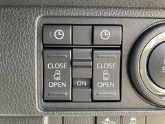 スライドドアは電動となっており、ドアハンドルを引くと自動で開閉しますが、運転席横のスイッチでも開閉させることができます。 4