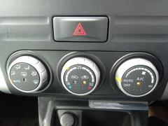 オートエアコンの操作ボタンになります。家庭用のエアコンと同じで設定した温度まで車内空間にしてくれます。 7