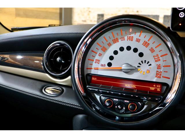 クラブマン クーパー ボンドストリート 限定車 1オーナー 専用レザーシート シートヒーター 専用ルーフ オートHID ナビ 地デジ 専用17インチアロイホイール 本革仕上げダッシュボード レインセンサー パドルシフト ワンオーナー 整備記録簿 スペアキー(41枚目)