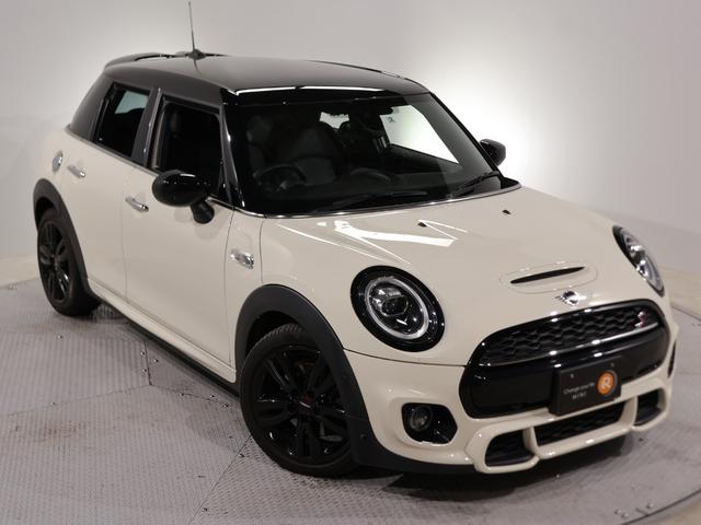 ＭＩＮＩ クーパーＳＤ　レザレットシート　シートヒーター　ＪＣＷエアロ　ＪＣＷステアリング　パドルシフト　ＪＣＷ１７インチホイール　ドライビングモード　バックカメラ　前後障害物センサー（24枚目）