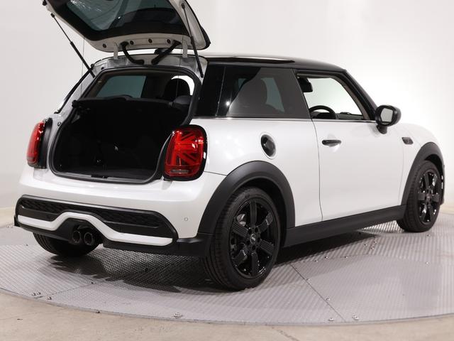 ＭＩＮＩ クーパーＳプレミアムプラスパッケージクラシックトリム　禁煙車　ワイヤレスチャージング　シートヒーター　パーキングアシスト　バックカメラ　衝突軽減ブレーキ　障害物センサー　ドライビングモード　アクティブクルコン　ＥＴＣ　整備付（35枚目）