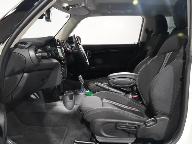 ＭＩＮＩ クーパーＳ　禁煙車　アクティブクルコン　バックカメラ　前後障害物センサー　パーキングアシスト　衝突軽減ブレーキ　コンフォートアクセス　ドライビングモード　１７インチアルミホイール　ＥＴＣ２．０　整備付（12枚目）