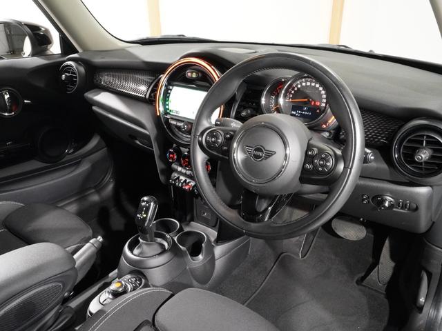 ＭＩＮＩ クーパーＳ　禁煙車　アクティブクルコン　バックカメラ　前後障害物センサー　パーキングアシスト　衝突軽減ブレーキ　コンフォートアクセス　ドライビングモード　１７インチアルミホイール　ＥＴＣ２．０　整備付（16枚目）