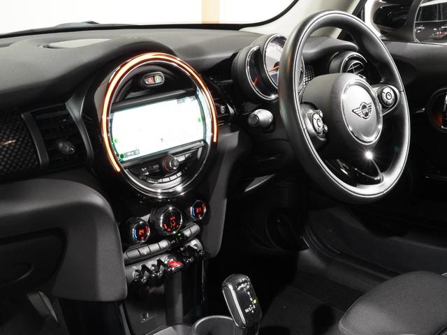ＭＩＮＩ クーパーＳ　禁煙車　アクティブクルコン　バックカメラ　前後障害物センサー　パーキングアシスト　衝突軽減ブレーキ　コンフォートアクセス　ドライビングモード　１７インチアルミホイール　ＥＴＣ２．０　整備付（18枚目）
