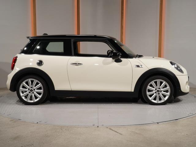ＭＩＮＩ クーパーＳ　禁煙車　アクティブクルコン　バックカメラ　前後障害物センサー　パーキングアシスト　衝突軽減ブレーキ　コンフォートアクセス　ドライビングモード　１７インチアルミホイール　ＥＴＣ２．０　整備付（23枚目）