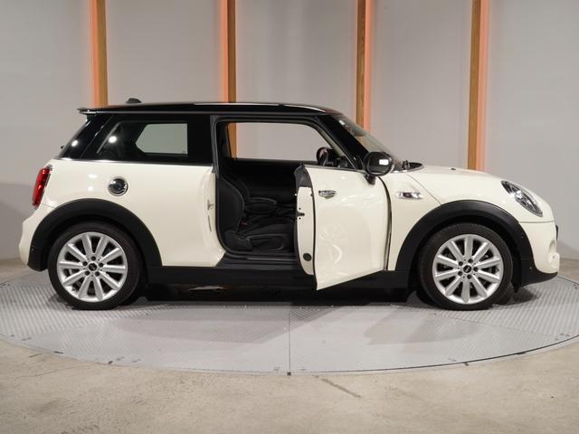 ＭＩＮＩ クーパーＳ　禁煙車　アクティブクルコン　バックカメラ　前後障害物センサー　パーキングアシスト　衝突軽減ブレーキ　コンフォートアクセス　ドライビングモード　１７インチアルミホイール　ＥＴＣ２．０　整備付（24枚目）