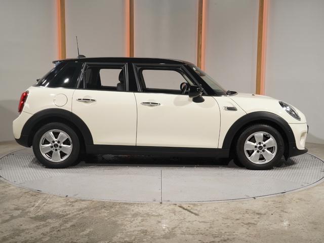 ＭＩＮＩ クーパーＤ　禁煙車　バックカメラ　前後障害物センサー　コンフォートアクセス　パーキングアシスト　衝突軽減ブレーキ　ストレージコンパートメントパッケージ　純正ナビ　ＬＥＤヘッドライト／フォグランプ　ＥＴＣ　整備付（23枚目）