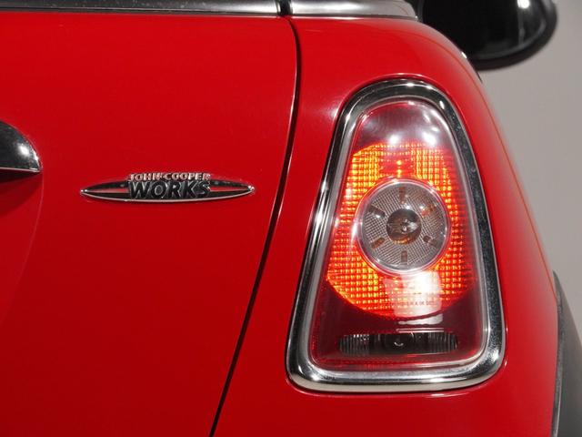 ＭＩＮＩ ジョンクーパーワークス　６速ＭＴ　バイキセノンヘッドライト　オートマチックエアコンディショナー　スポーツボタン　レザーステアリング　ブラックボンネットストライプ　ＥＴＣ　整備付（24枚目）