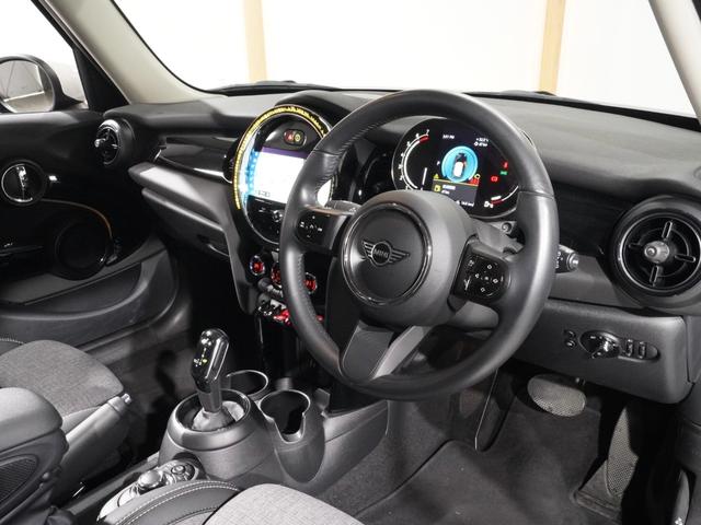 ＭＩＮＩ クーパー　クラシック・トリム　禁煙車　クロス／レザレット　バックカメラ　リア障害物センサー　衝突軽減ブレーキ　ドライビングモード　コンフォートアクセス　純正ナビ　ＬＥＤヘッドライト／フォグランプ　ＥＴＣ　整備付（16枚目）