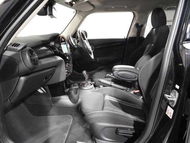 ＭＩＮＩ クーパーＳ　禁煙車　ＪＣＷレザーステアリング　パーキングアシスト　バックカメラ　前後障害物センサー　アクティブクルコン　コンフォートアクセス　ストレージコンパートメントパッケージ　純正ナビ　ＥＴＣ２．０　整備付（12枚目）