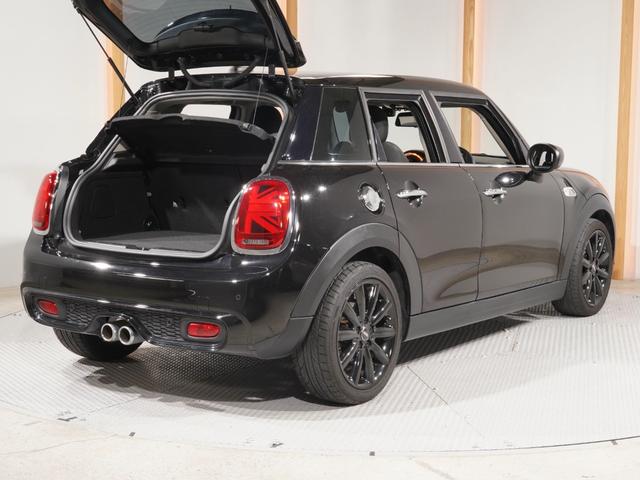 ＭＩＮＩ クーパーＳ　禁煙車　ＪＣＷレザーステアリング　パーキングアシスト　バックカメラ　前後障害物センサー　アクティブクルコン　コンフォートアクセス　ストレージコンパートメントパッケージ　純正ナビ　ＥＴＣ２．０　整備付（28枚目）