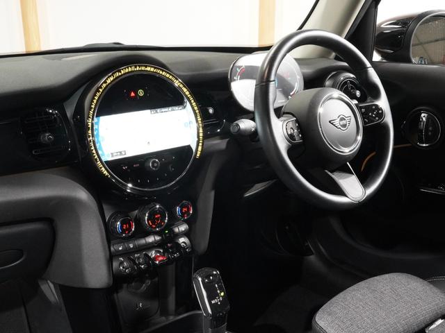 ＭＩＮＩ クーパーＳＤ　クラシック・トリム　禁煙車　ワンオーナー　クロス／レザレット　シートヒーター　純正ナビ　リアカメラ　前後障害物センサー　パーキングアシスト　ドライビングモード　アクティブクルコン　コンフォートアクセス　ＥＴＣ２．０整備付（18枚目）