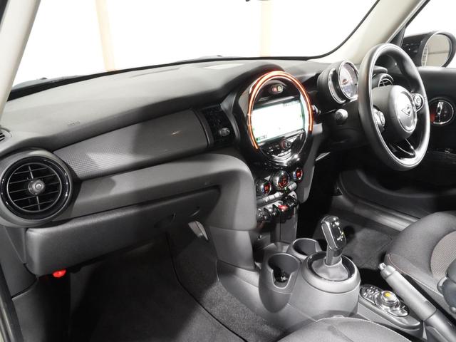 MINI クーパー コンフォートアクセス バックカメラ 前後障害物センサー パーキングアシスト ストレージコンパートメントパッケージ LEDヘッドライト/フォグランプ 純正ナビ ETC 整備付(15枚目)