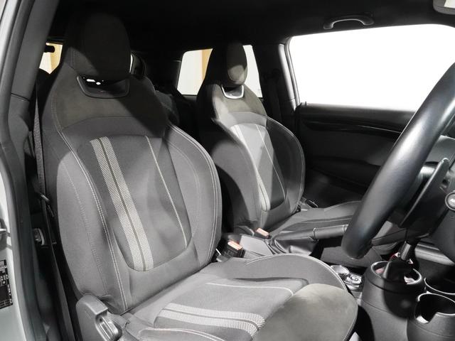 ＭＩＮＩ ジョンクーパーワークス　禁煙車　アクティブクルコン　バックカメラ　リア障害物センサー　コンフォートアクセス　衝突軽減ブレーキ　ヘッドアップディスプレイ　ストレージコンパートメントパッケージ　純正ナビ　ＥＴＣ２．０　整備付（5枚目）