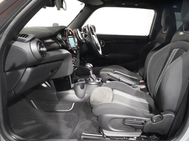 ＭＩＮＩ ジョンクーパーワークス　禁煙車　アクティブクルコン　バックカメラ　リア障害物センサー　コンフォートアクセス　衝突軽減ブレーキ　ヘッドアップディスプレイ　ストレージコンパートメントパッケージ　純正ナビ　ＥＴＣ２．０　整備付（12枚目）
