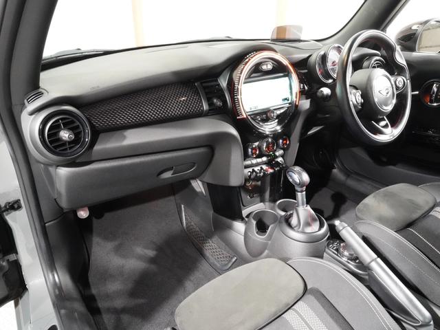 ＭＩＮＩ ジョンクーパーワークス　禁煙車　アクティブクルコン　バックカメラ　リア障害物センサー　コンフォートアクセス　衝突軽減ブレーキ　ヘッドアップディスプレイ　ストレージコンパートメントパッケージ　純正ナビ　ＥＴＣ２．０　整備付（15枚目）