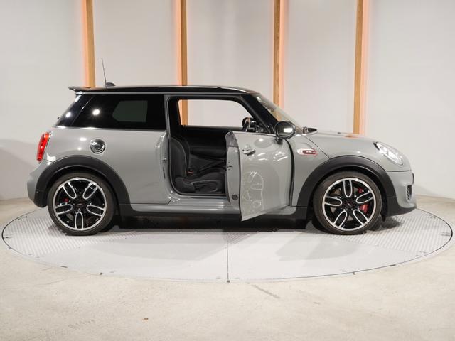 ＭＩＮＩ ジョンクーパーワークス　禁煙車　アクティブクルコン　バックカメラ　リア障害物センサー　コンフォートアクセス　衝突軽減ブレーキ　ヘッドアップディスプレイ　ストレージコンパートメントパッケージ　純正ナビ　ＥＴＣ２．０　整備付（24枚目）