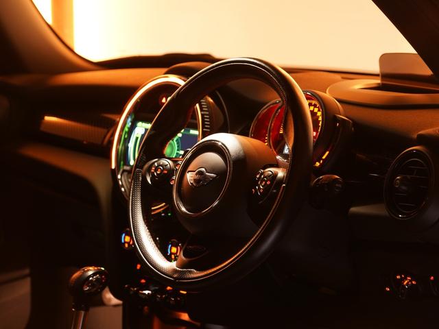 ＭＩＮＩ ジョンクーパーワークス　禁煙車　アクティブクルコン　バックカメラ　リア障害物センサー　コンフォートアクセス　衝突軽減ブレーキ　ヘッドアップディスプレイ　ストレージコンパートメントパッケージ　純正ナビ　ＥＴＣ２．０　整備付（40枚目）