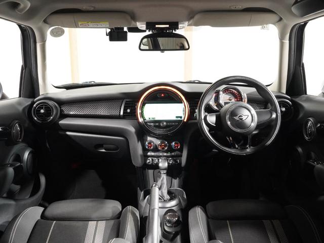 ＭＩＮＩ クーパーＳ　リアビューカメラ　コンフォートアクセス　ストレージコンパートメントパッケージ　レザーステアリング　１７インチアルミホイール　ＬＥＤヘッドライト／フォグランプ　純正ナビ　ＥＴＣ２．０　整備付（4枚目）