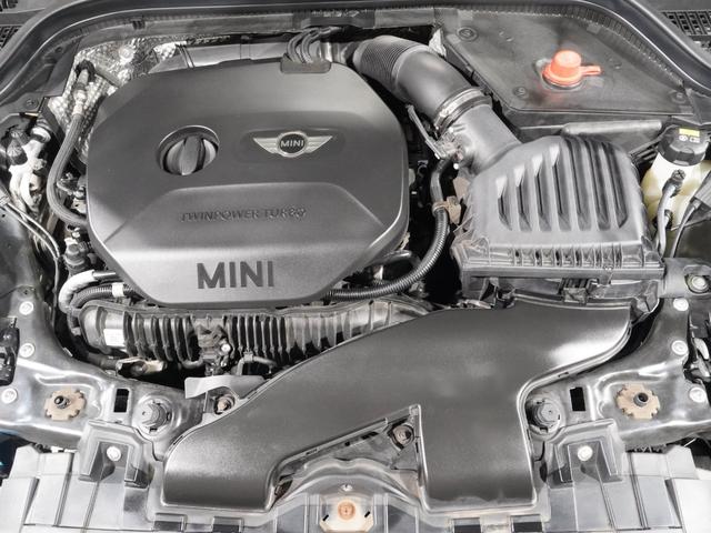 ＭＩＮＩ クーパーＳ　リアビューカメラ　コンフォートアクセス　ストレージコンパートメントパッケージ　レザーステアリング　１７インチアルミホイール　ＬＥＤヘッドライト／フォグランプ　純正ナビ　ＥＴＣ２．０　整備付（7枚目）