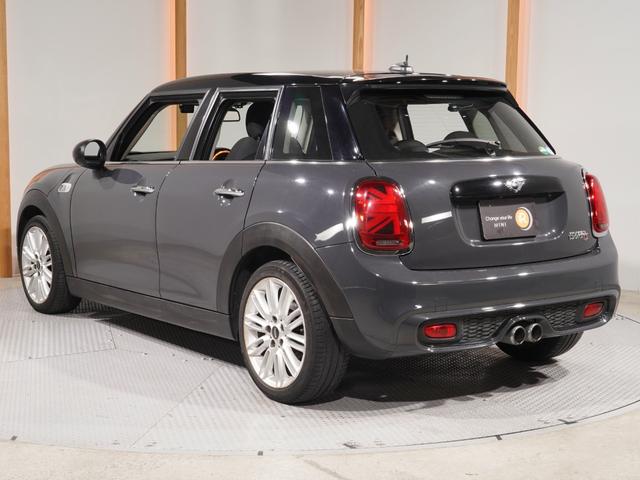 ＭＩＮＩ クーパーＳ　リアビューカメラ　コンフォートアクセス　ストレージコンパートメントパッケージ　レザーステアリング　１７インチアルミホイール　ＬＥＤヘッドライト／フォグランプ　純正ナビ　ＥＴＣ２．０　整備付（10枚目）