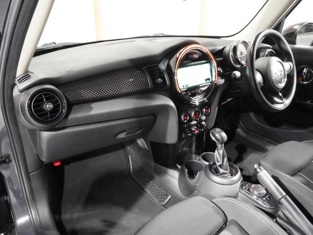 ＭＩＮＩ クーパーＳ　リアビューカメラ　コンフォートアクセス　ストレージコンパートメントパッケージ　レザーステアリング　１７インチアルミホイール　ＬＥＤヘッドライト／フォグランプ　純正ナビ　ＥＴＣ２．０　整備付（15枚目）