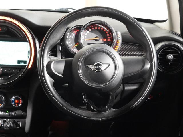ＭＩＮＩ クーパーＳ　リアビューカメラ　コンフォートアクセス　ストレージコンパートメントパッケージ　レザーステアリング　１７インチアルミホイール　ＬＥＤヘッドライト／フォグランプ　純正ナビ　ＥＴＣ２．０　整備付（17枚目）