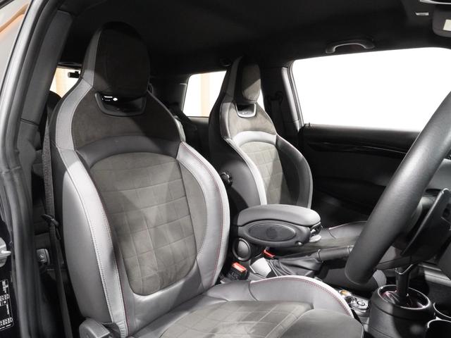ＭＩＮＩ ジョンクーパーワークス　禁煙車　ハーフレザー　アクティブクルコン　ヘッドアップディスプレイ　パーキングアシスト　バックカメラ　前後障害物センサー　コンフォートアクセス　ドライビングモード　純正ナビ　ＥＴＣ２．０　整備付（5枚目）